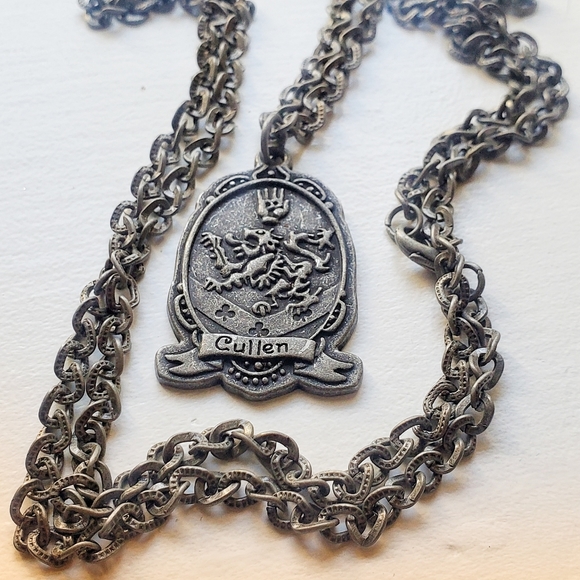 Twilight Cullen Pendant Necklace - Picture 2 of 5